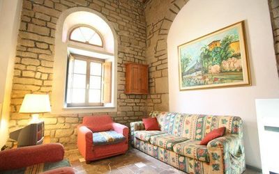 Cappella: Pièce, Propriété, Meubles, Salon, Design Intérieur, Bâtiment, Canapé, Maison, Immobilier, Mur