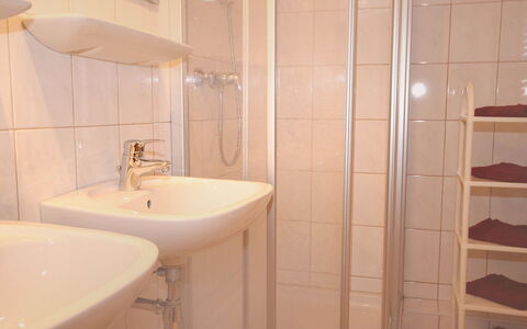 Christoph: Salle De Bains, Propriété, Pièce, Tuile, Architecture, Design Intérieur, Mur, Robinet, Accessoire Salle De Bain, Luminaire Plomberie
