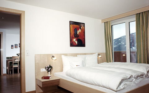 Fiss 600: Chambre, Meubles, Lit, Pièce, Propriété, Drap De Lit, Design Intérieur, Matelas, Cadre De Lit, Sol