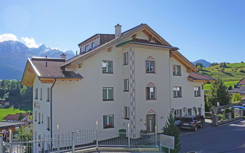 Fiss 600: Ciel, Bâtiment, Propriété, Fenêtre, Maison, Architecture, Plante, Montagne, Design Urbain, Quartier