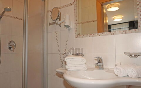 Fiss 600: Miroir, Luminaire Plomberie, Évier, Robinet, Propriété, Lavabo, Salle De Bains, Design Intérieur, Plomberie, Matériel De La Propriété