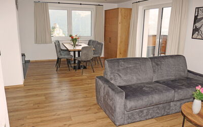 Ladis 600.11: Meubles, Canapé, Cadre, Table, Bâtiment, Bois, Fenêtre, Fleur, Salon, Sol