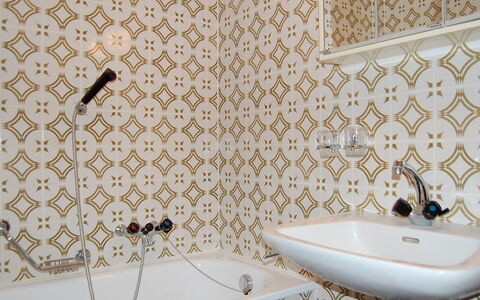 Nid D'Aigle E1: Tuile, Salle De Bains, Mur, Pièce, Propriété, Fond D'Écran, Robinet, Sol, Design Intérieur, Sol