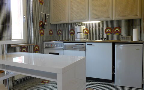 Appartmenthaus Skyline 309: Pièce, Meubles, Propriété, Jaune, Design Intérieur, Cabinetry, Cuisine, Bâtiment, Sol, Maison