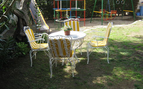 Vilafortuny: Chaise, Arbre, Arrière-Cour, Cour, Meubles, Table, Jardin, Plante, Loisir, Mobilier De Jardin