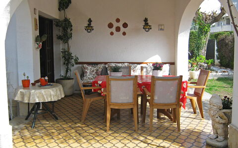 Vilafortuny: Propriété, Table, Meubles, Bâtiment, Plante, Décoration, Chaise, Design Intérieur, Ombre, Bois