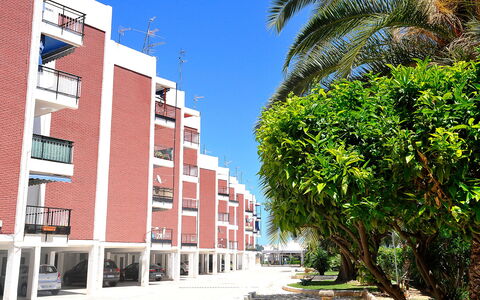Monada: Appartement, Zone Résidentielle, Design Urbain, Établissements Humains, Condominium, Usage Mixte, Ombre, Balcon