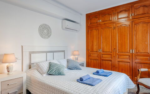 Monada: Meubles, Lit, Chambre, Design Intérieur, Sol, Bois, Drap De Lit, Literie, Sol, Pièce