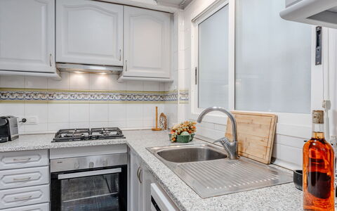 Monada: Cuisine, Comptoir, Appareil De Cuisine, Principaux Appliance, Design Intérieur, Evier, Cabinetry, Sol, Cuisinière, Électroménager