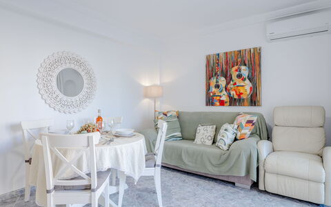 Monada: Meubles, Design Intérieur, Canapé, Sol, Sol, Pièce, Salon, Plafond, Bois, Table