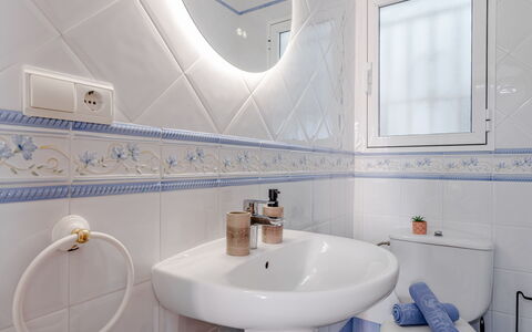 Monada: Luminaire Plomberie, Sol, Sol, Tuile, Plomberie, Salle De Bains, Évier, Robinet, Plafond, Céramique