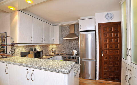 La Colina: Comptoir, Pièce, Cabinetry, Propriété, Meubles, Cuisine, Design Intérieur, Sol, Bâtiment, Plafond