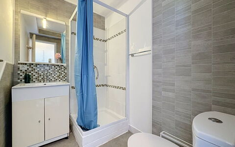 La Grande Motte 275: Siège De Toilette, Sol, Luminaire Plomberie, Sol, Toilette, Design Intérieur, Salle De Bains, Armoire De Toilette, Plomberie, Tuile
