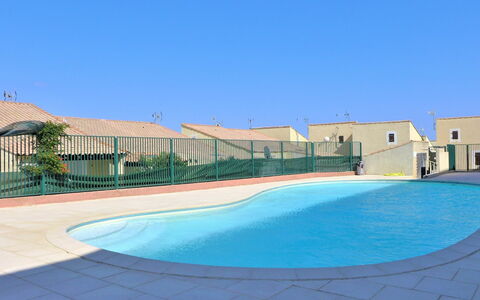 Les Hauts de St Pierre: Ciel, L'Eau, Jour, Propriété, Bâtiment, Bleu Azur, Piscine, Architecture, Ombre, Maison