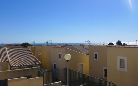 Les Hauts de St Pierre: Ciel, Fenêtre, Bleu Azur, Ombre, Design Urbain, Lumière Du Soleil, Bâtiment, Biome, Zone Résidentielle, Immobilier