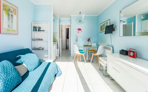 L'Ange Gardien: Cadre, Propriété, Bleu, Bleu Azur, Design Intérieur, Confort, Sol, Mur, Salon, Sol