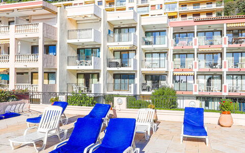 L'Ange Gardien: Propriété, Bâtiment, Ciel, Fenêtre, Bleu, Plante, Bleu Azur, Mobilier De Jardin, Design Urbain, Condominium