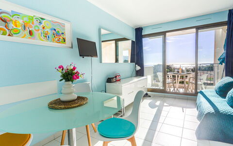 L'Ange Gardien: Table, Propriété, Meubles, Bleu, Fleur, Canapé, Bleu Azur, Plante, Design Intérieur, Plante D'Appartement