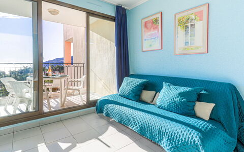 L'Ange Gardien: Meubles, Bleu Azur, Fenêtre, Design Intérieur, Confort, Bois, Oreiller, Sol, Bâtiment, Aqua