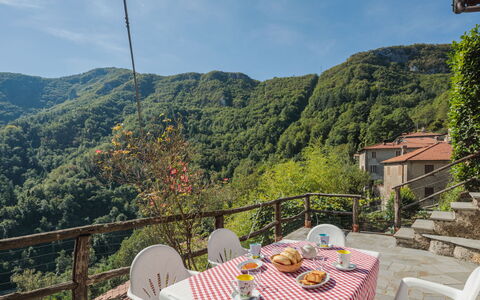 Da Franca: Ciel, Table, Nuage, Meubles, Plante, Montagne, Chaise, La Nature, Tableau De Plein Air, Mobilier De Jardin