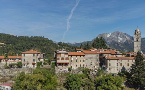 Da Franca: Ciel, Nuage, Bâtiment, Jour, Propriété, Fenêtre, Montagne, Arbre, Plante, Maison