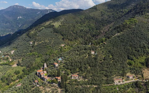 La Capannella: Ciel, Table, Meubles, Jour, Propriété, Plante, Montagne, Bleu Azur, Chaise, La Nature