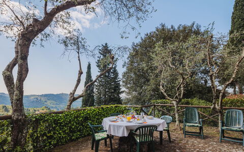 La Capannella: Ciel, Table, Meubles, Jour, Propriété, Plante, Montagne, Bleu Azur, Chaise, La Nature