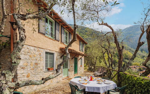 La Capannella: Ciel, Table, Meubles, Jour, Propriété, Plante, Montagne, Bleu Azur, Chaise, La Nature