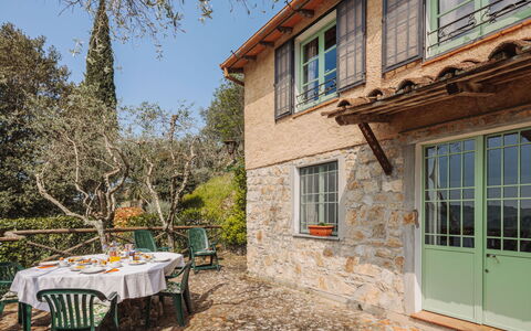 La Capannella: Ciel, Table, Meubles, Jour, Propriété, Plante, Montagne, Bleu Azur, Chaise, La Nature