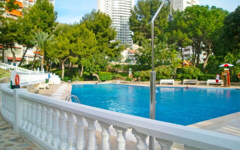 Park Playa Levante: L'Eau, Bâtiment, Plante, Jour, Propriété, Ciel, Arbre, Vert, Piscine, Plan D'Eau