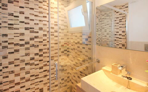 Park Playa Levante: Miroir, Propriété, Évier, Salle De Bains, Luminaire Plomberie, Bois, Design Intérieur, Éclairage, Robinet