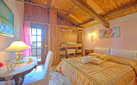 Villa Margherita: Chambre, Pièce, Lit, Meubles, Propriété, Bâtiment, Design Intérieur, Plafond, Drap De Lit, Cadre De Lit