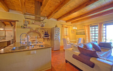 Villa Margherita: Pièce, Propriété, Bâtiment, Meubles, Design Intérieur, Salon, Faisceau, Plafond, Maison, Sol