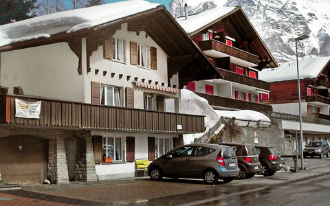 Grindelwald 104: Voiture, Ciel, Propriété, Neige, Fenêtre, Véhicule, Montagne, Bâtiment