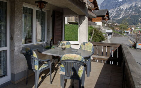 Grindelwald 104: Meubles, Domicile, Chaise, Mobilier De Jardin, Balcon, Porche, Ombre, Plante D'Appartement, Tableau De Plein Air, Table Cuisine Et Salle A Manger