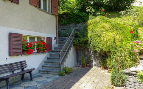 Grindelwald 104: Plante, Extérieur Banc, Fleur, Bâtiment, Fenêtre, Surface De La Route, Pot De Fleur, Végétation, Escaliers, Design Urbain
