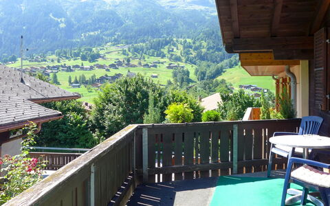 Grindelwald 104: Bâtiment, Table, Plante, Montagne, Arbre, Bois, Ombre, Chalet, Eco Hôtel, Zone Résidentielle