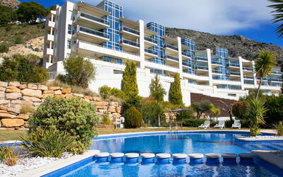 Altea 200: L'Eau, Ciel, Bâtiment, Propriété, Plante, Lumière, Bleu, Bleu Azur, Piscine