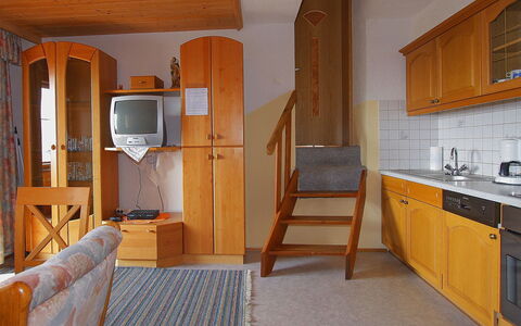 Fügen 400: Pièce, Propriété, Meubles, Bâtiment, Sol, Comptoir, Design Intérieur, Maison, Jaune, Cuisine