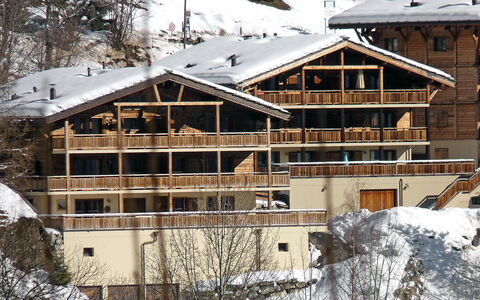 Ovronnaz 176: Neige, Bâtiment, Fenêtre, Arbre, Plante, Maison, Biome, Bois, Pente, Zone Résidentielle