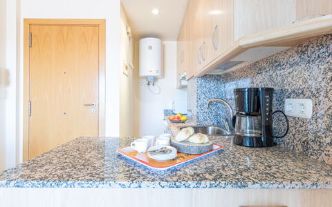 Nuvol Blau: Propriété, Meubles, Bleu Azur, Cabinetry, Bois, Design Intérieur, Bâtiment, Comptoir, Sol