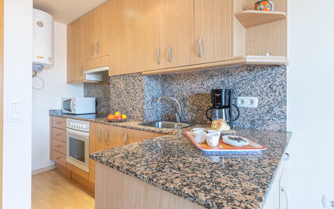 Nuvol Blau: Cabinetry, Comptoir, Propriété, Cuisinière, Cuisine, Appareil De Cuisine, Bois, Design Intérieur, Capot D'Echappement, Sol
