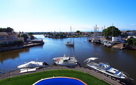 Cap Mestral: Plan D'Eau, Voie Navigable, Transport De L'Eau, L'Eau, Bateau, Canal, Rivière, Marina, Véhicule, Ressources En Eau
