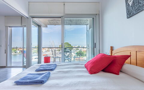 Cap Mestral: Meubles, Bâtiment, Confort, Bleu Azur, Ombre, Bois, Textile, Cadre De Lit, Design Intérieur, Plante