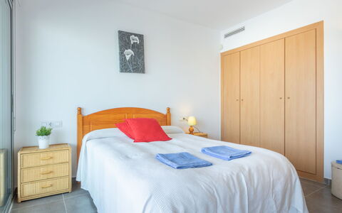 Cap Mestral: Meubles, Propriété, Confort, Bâtiment, Bleu Azur, Cabinetry, Textile, Bois, Cadre De Lit, Éclairage
