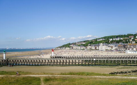 Deauville-Trouville 120: Ciel, Nuage, Plaine, Prairie, Bâtiment, Herbe, Horizon, Paysage, Sol, Champ