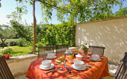 L'Olivier: Propriété, Nappe De Table, Immobilier, Maison, Table, Pièce, Domicile, Arbre, Meubles, Arrière-Cour