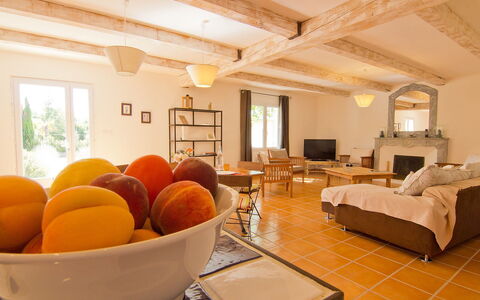 L'Olivier: Pièce, Salon, Design Intérieur, Propriété, Meubles, Plafond, Orange, Bâtiment, Jaune, Sol