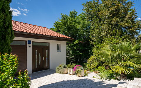 Vesna: Plante, Ciel, Propriété, Bâtiment, Fenêtre, Maison, Arbre, Lot Terre, Nuage, Porte