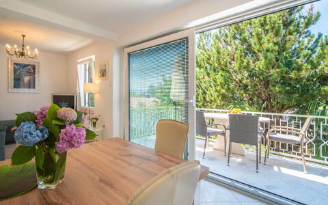 Vesna: Table, Meubles, Propriété, Plante, Fleur, Cadre, Chaise, Bois, Design Intérieur, Ombre